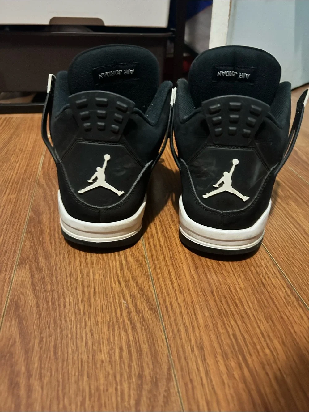 White Thunder Jordan 4’s Men’s sz 11 Good condition